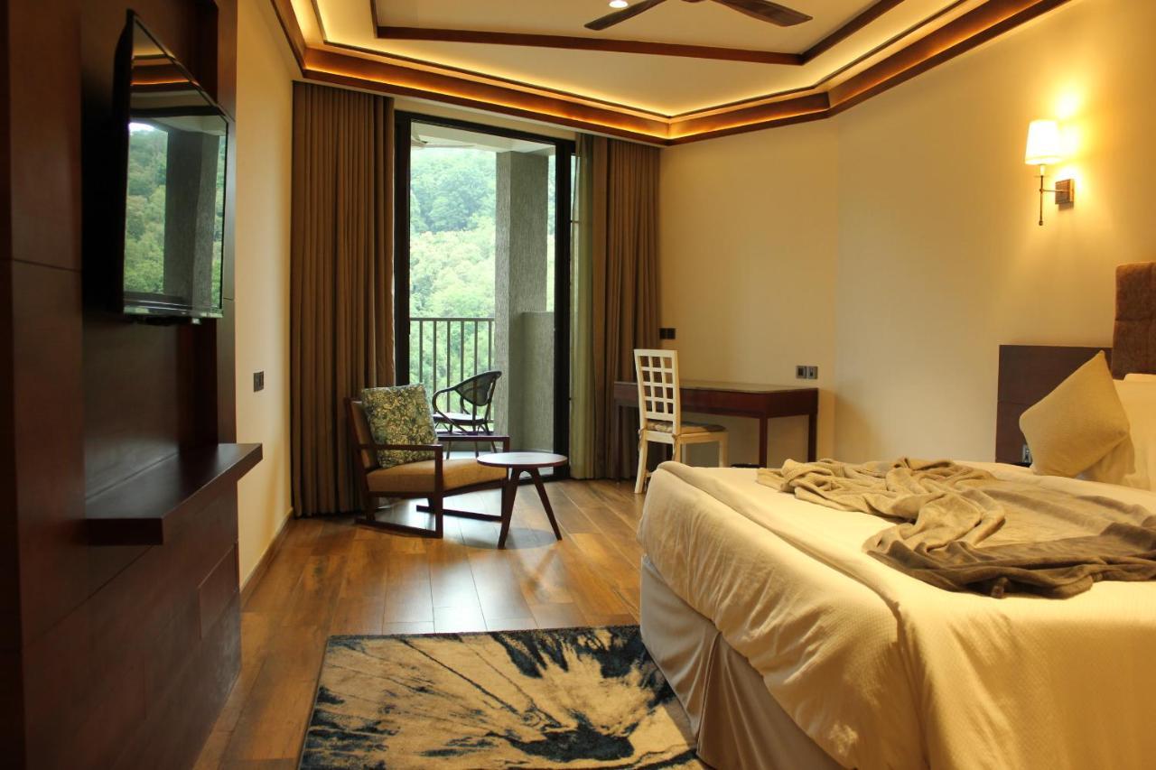 Niraamaya Retreats Samroha Athirappilly Exteriör bild